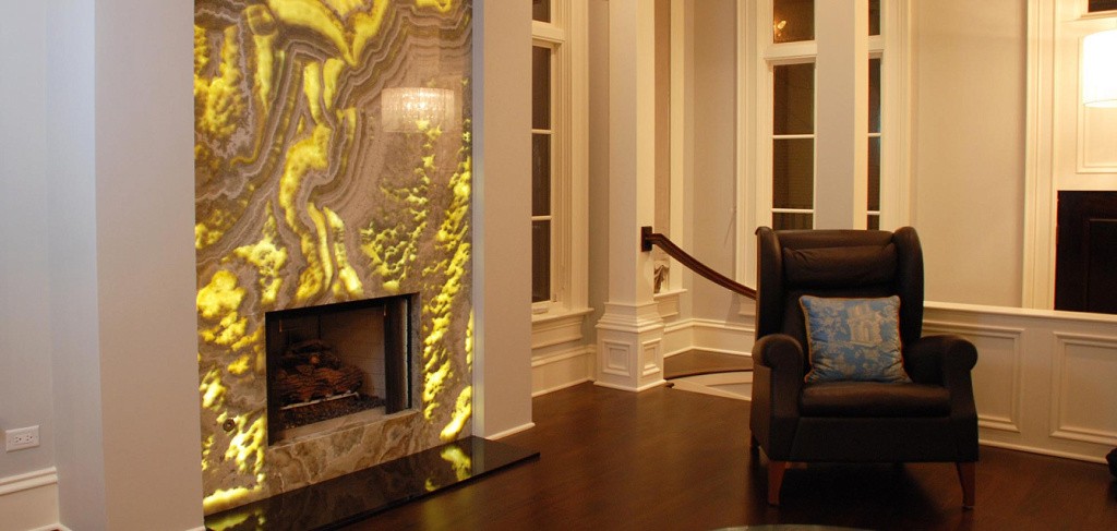 image5.jpg камин из оникса в интерьере