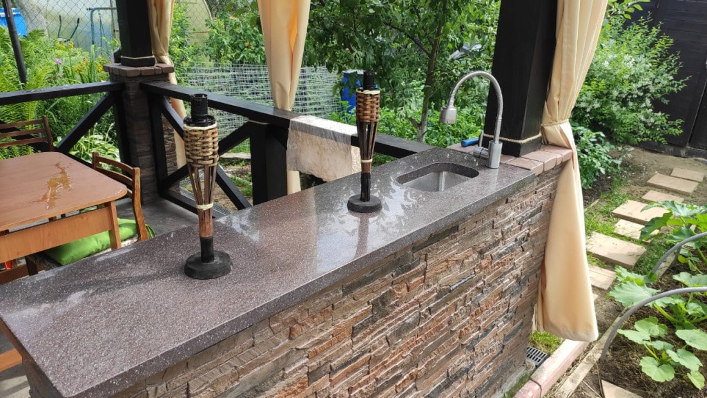 столешница из кварцевого агломерата для outdoor-условий