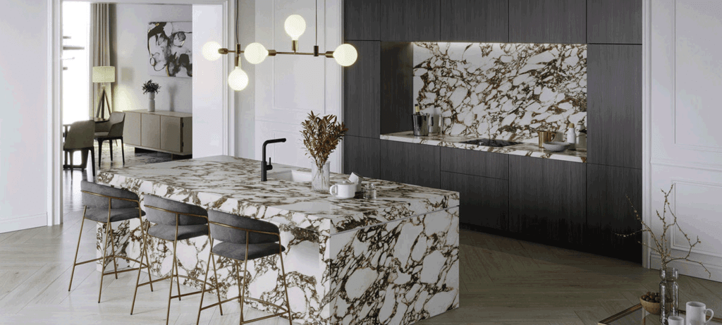 медно-красная столешница и кухонный остров из камня с крупными прожилками