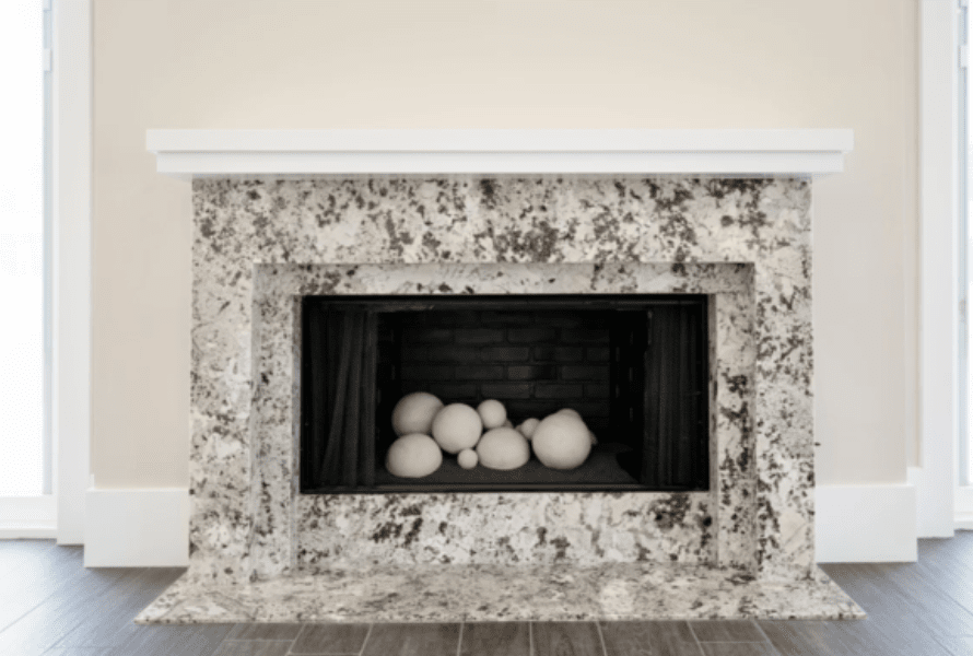 камин из гранита в интерьере дома